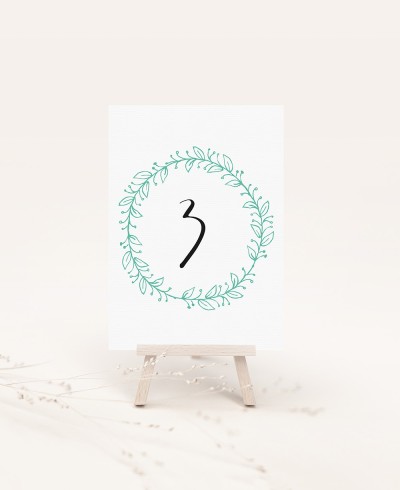 Folhas verdes da grinalda do empregado de mesa do casamento