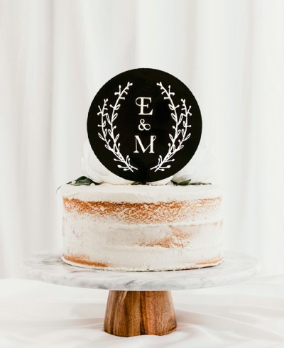 Composición cake topper iniciales con tarta