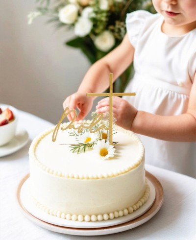 Vue d’ensemble de la décoration de gâteau avec nom et croix