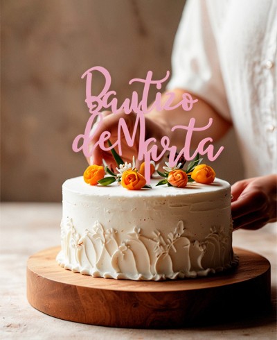 Topo de bolo de vista geral com nome para batismo