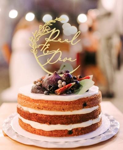 Vue d’ensemble Cake Topper personnalisé avec des noms et une couronne de pivoines