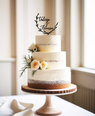 Vista general cake topper personalizado con nombres con corona de hojas
