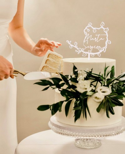Panoramica cake topper personalizzato con nomi e rami di rosmarino