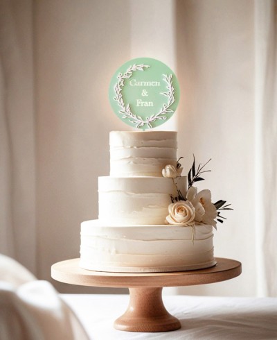 Vista general cake topper personalizado con nombres y corona de hojas