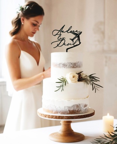 Vista conjunto cake topper personalizado con nombres