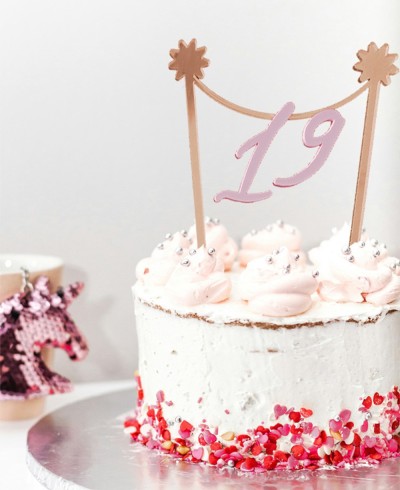 Vue d’ensemble cake topper fanion personnalisé avec figurine d’âge