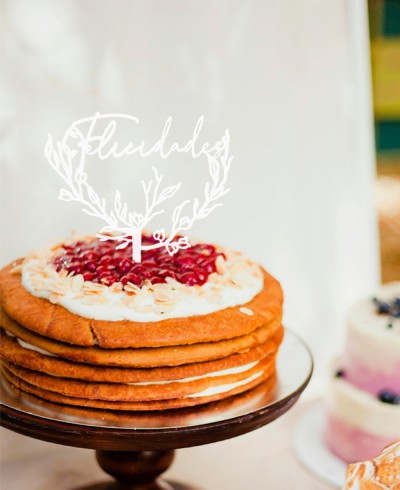 Composizione cake topper per compleanno con torta