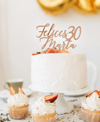 Composición cake topper para cumpleaños con tarta