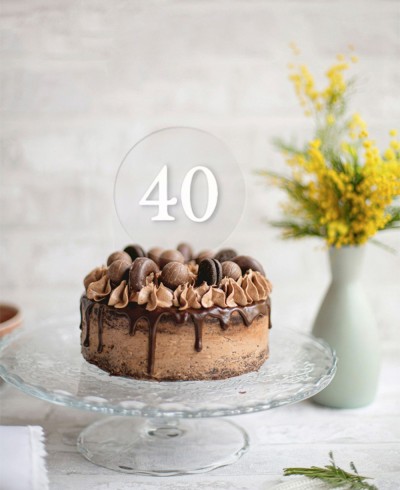 Composition de gâteau d’anniversaire avec gâteau