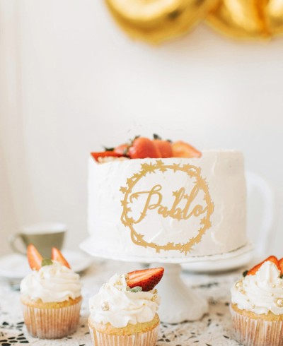 Vue d’ensemble cake topper personnalisé avec nom