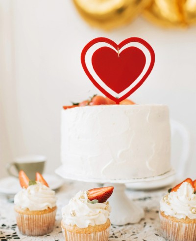 Vista general cake topper forma de corazón con colgante