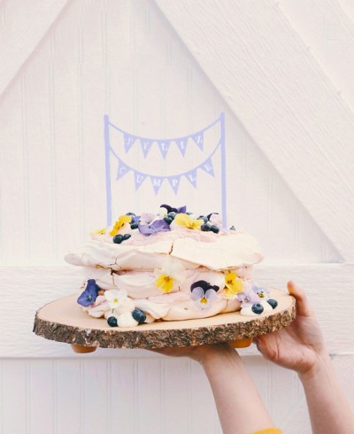 Vue d’ensemble des fanions de décoration de gâteau avec la phrase « Joyeux anniversaire »