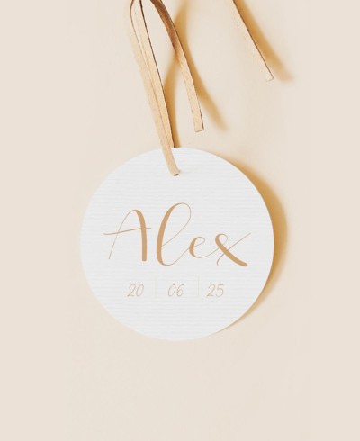 Etiqueta redonda para detalhes clássicos de batismo em aquarela