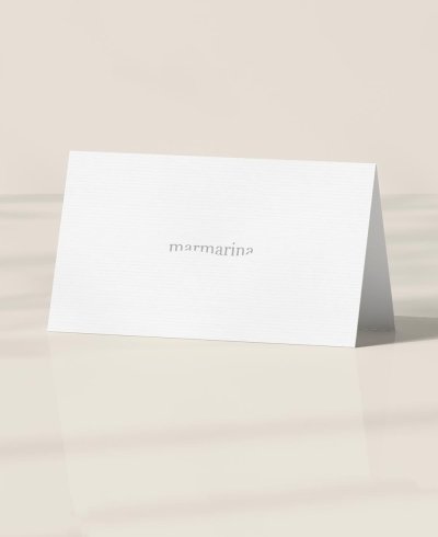 Indietro tavolo comunione posto croce e fiori