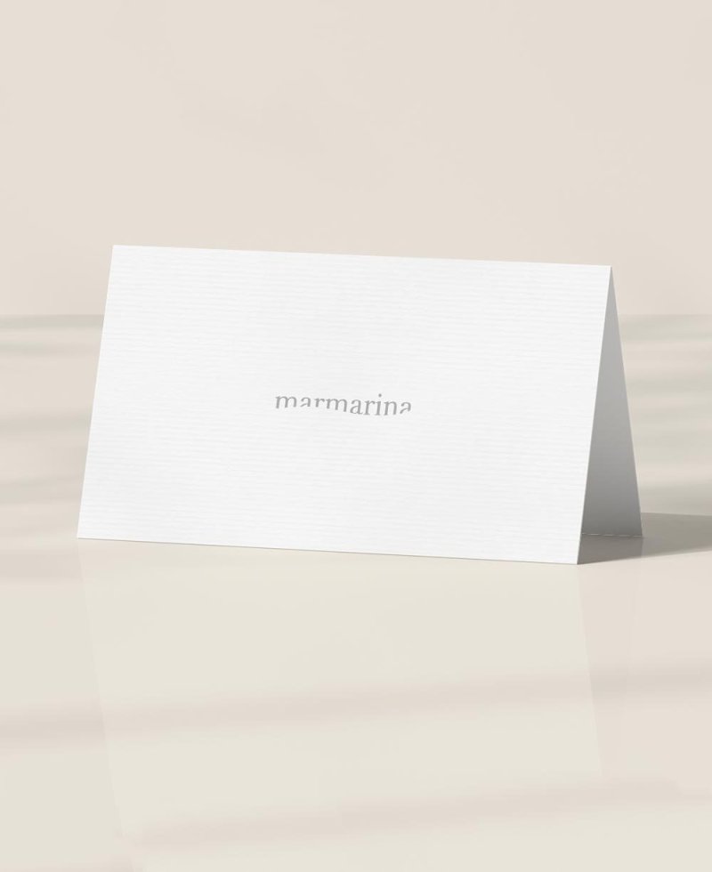 Indietro tavolo comunione posto croce e fiori