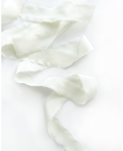 Fita de seda esbranquiçada