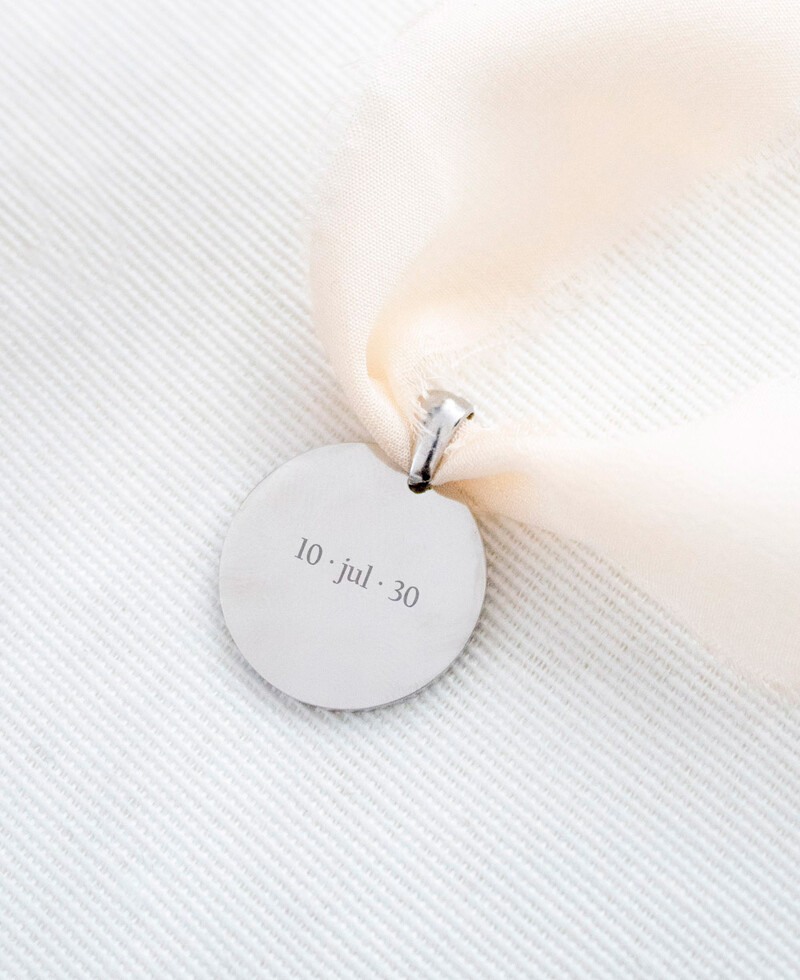 Medallas para ramos de boda con iniciales y fecha