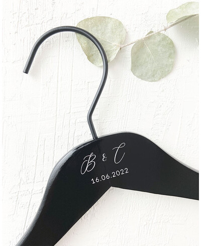 percha negra iniciales fecha boda