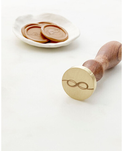 Seals in sealing wax infinity symbol