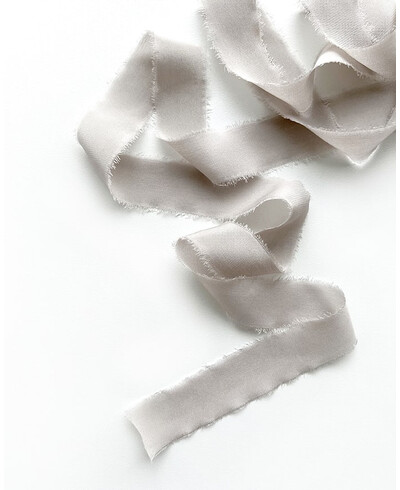 Ruban de soie gris argile naturel