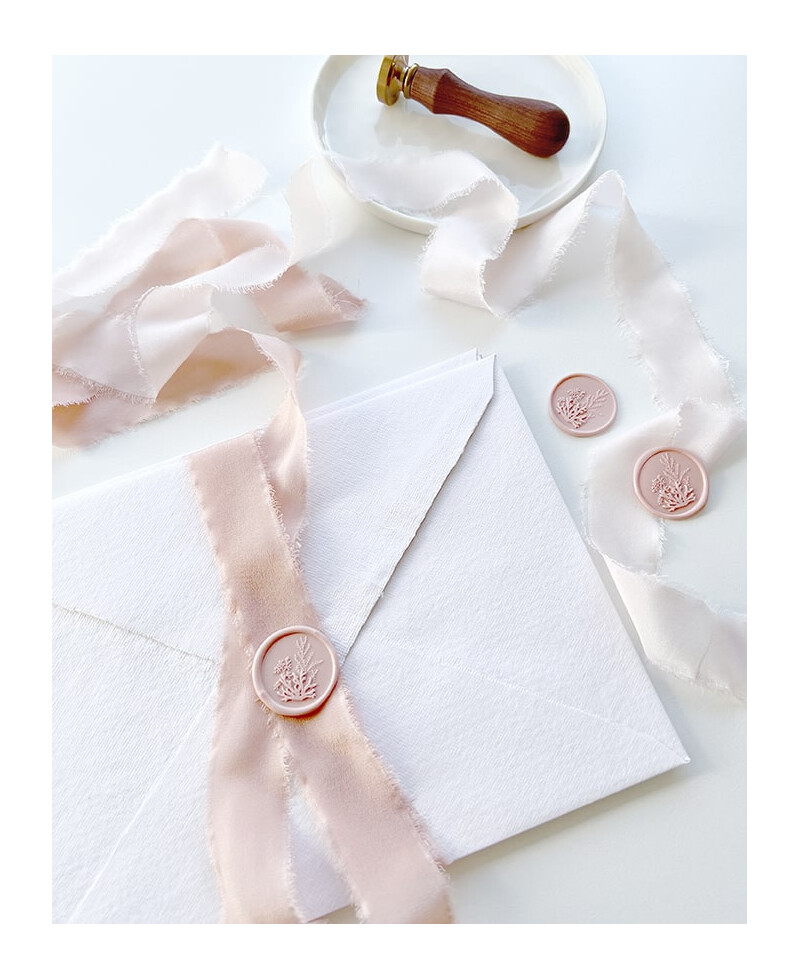 Handgefertigte Seidenschleifen für Hochzeitseinladungen