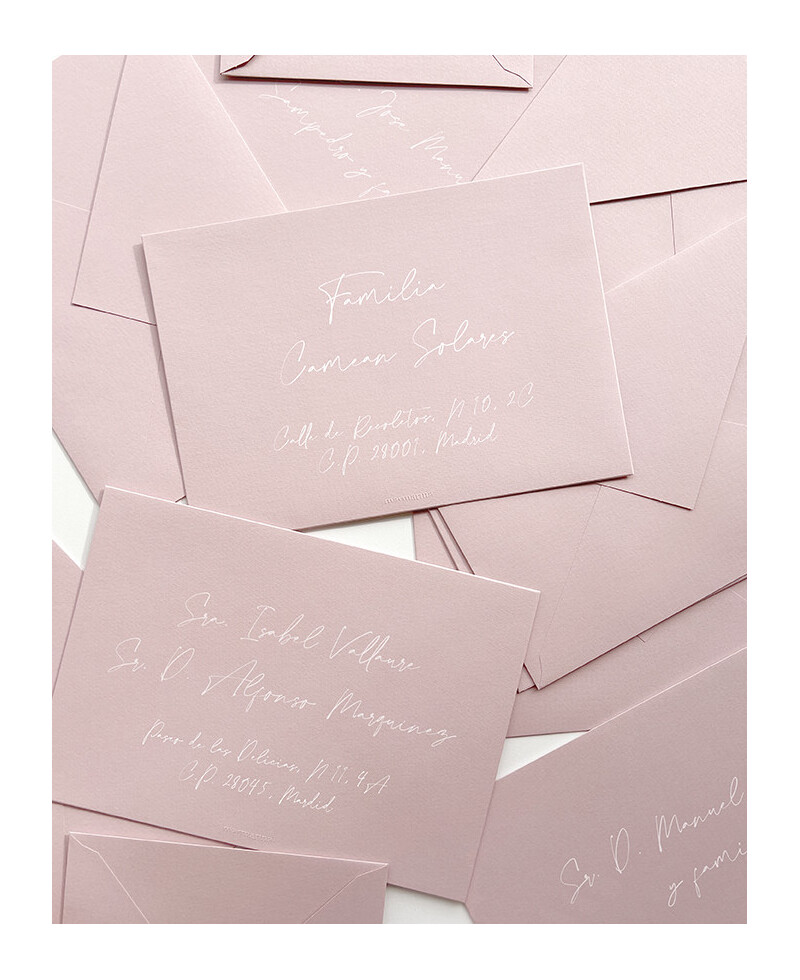 Enveloppes colorées d’artisan de mariage