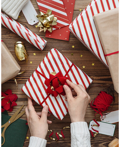 Geschenkpapier mit roten und weißen Streifen