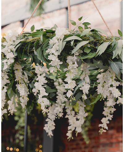 Ghirlanda di foglie appese al soffitto