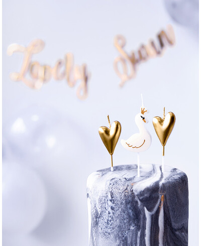 Bougie gâteau avec des cygnes et des cœurs