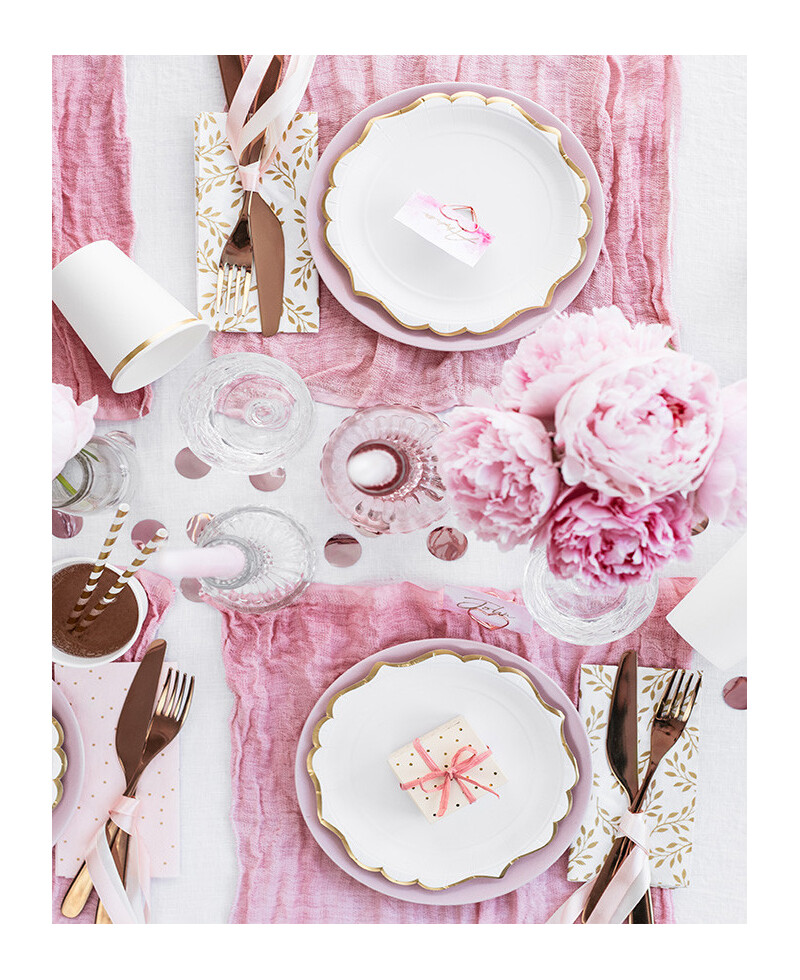 Pratos de papel com borda dourada