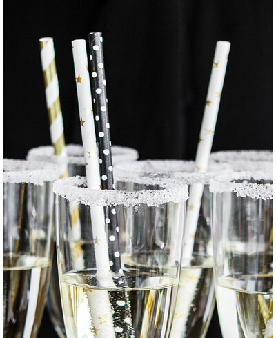 Pajita de papel con rayas blancas y doradas