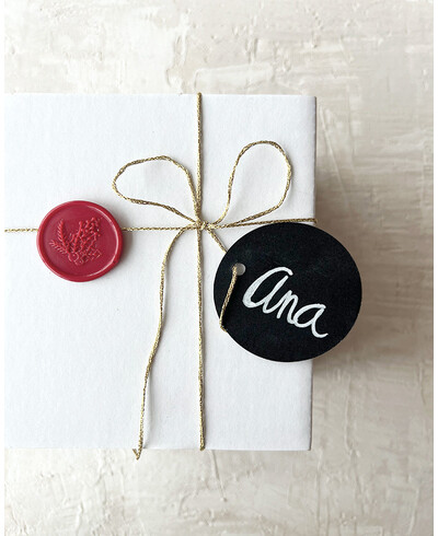Black circular label to personalize gift name