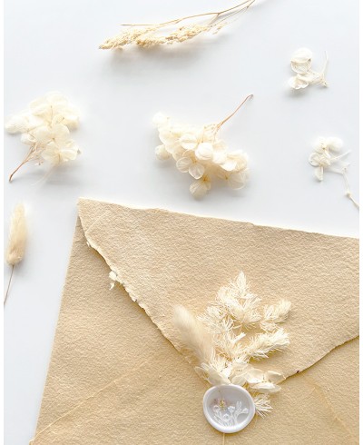 Decoration of wax seals with natural flowers