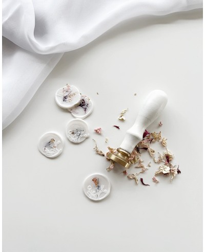 Decoration of sealing seals with dried blue petals