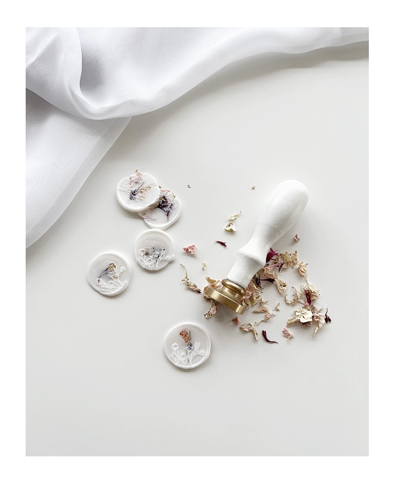 Decoration of sealing seals with dried blue petals