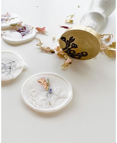 Sealing seals decorated with preserved petals