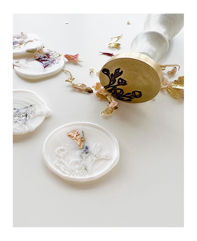 Sealing seals decorated with preserved petals