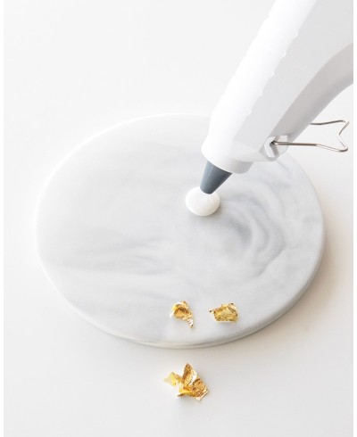 Gießen Sie das heiße Wachs mit der Pistole über den Dichtboden