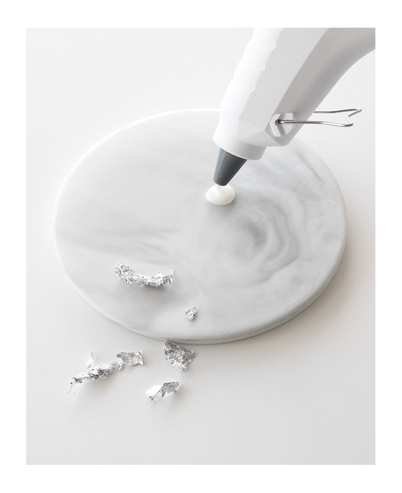 Pour the hot wax with the gun over the sealing base