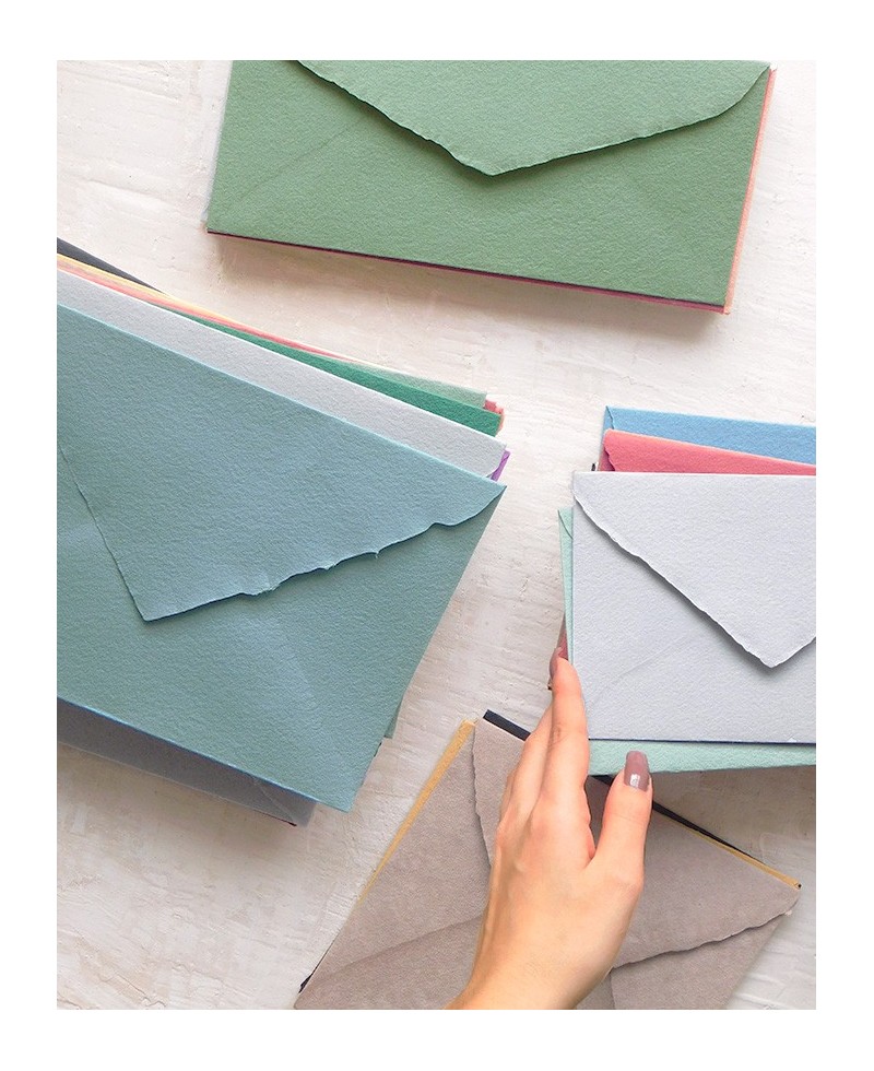 Variation de tailles d’enveloppes faites à la main